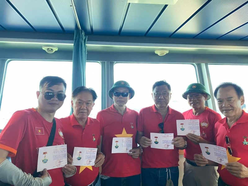 Chuyến thăm huyện đảo Trường Sa, Nhà giàn DK1 đầy ý nghĩa của kiều bào -0