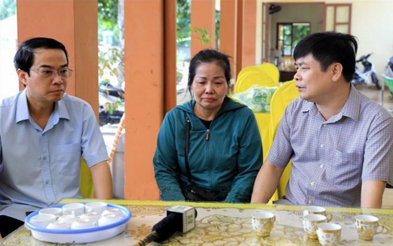 Thăm hỏi, hỗ trợ gia đình cháu bé tử vong do bị bỏ quên trên xe ô tô -0