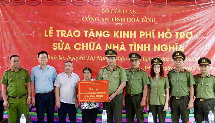 rao tặng kinh phí sửa chữa nhà tình nghĩa cho gia đình Liệt sĩ tại huyện Đà Bắc -0