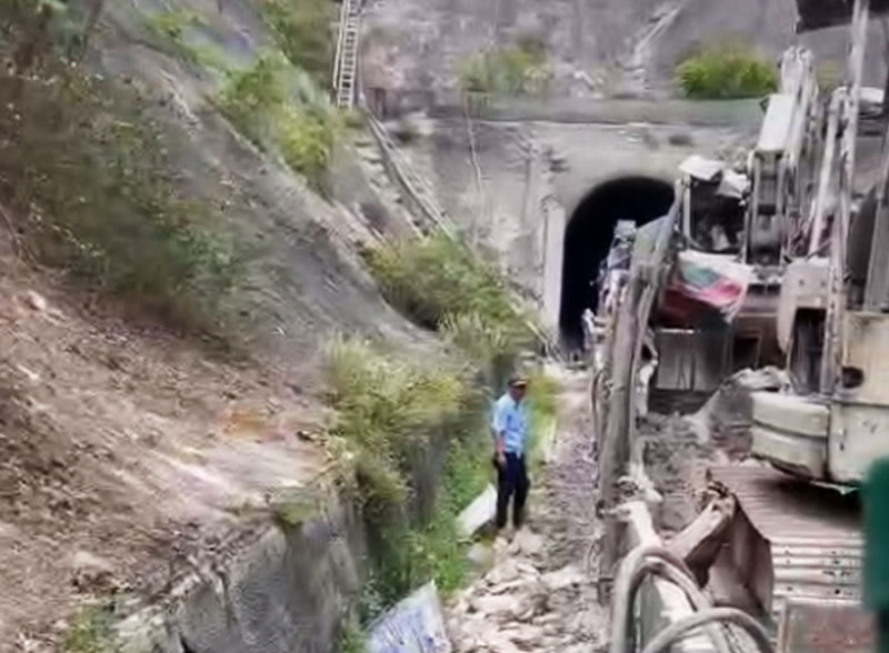 Thông hầm đường sắt Chí Thạnh sau 10 ngày khắc phục sự cố sạt lở -0