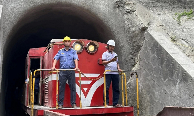 Thông hầm đường sắt Chí Thạnh sau 10 ngày khắc phục sự cố sạt lở -0