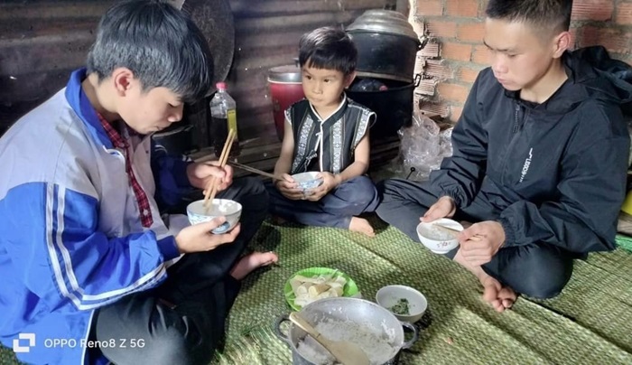 Bố mất, mẹ bỏ đi, 3 anh em ăn cơm độn sắn trong nhà 15m2 -0