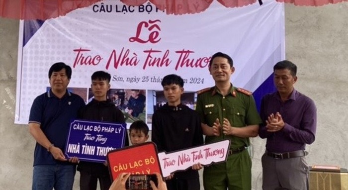 Bố mất, mẹ bỏ đi, 3 anh em ăn cơm độn sắn trong nhà 15m2 -0