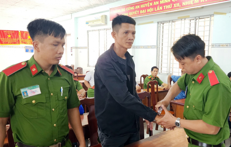 Bao chiếm mặt nước biển, đe dọa không cho người dân khai thác hải sản -0