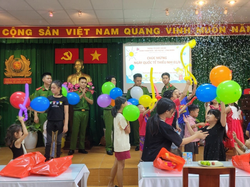 Công an TP Hồ Chí Minh tổ chức nhiều hoạt động vui chơi, tặng quà các em thiếu nhi  -0