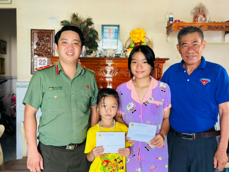 Công an TP Hồ Chí Minh tổ chức nhiều hoạt động vui chơi, tặng quà các em thiếu nhi  -0