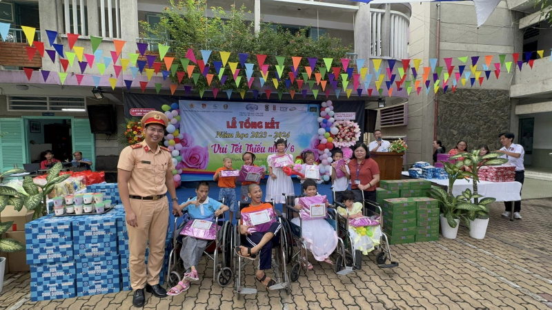 Công an TP Hồ Chí Minh tổ chức nhiều hoạt động vui chơi, tặng quà các em thiếu nhi  -0