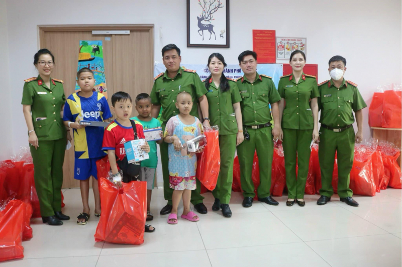 Công an TP Hồ Chí Minh tổ chức nhiều hoạt động vui chơi, tặng quà các em thiếu nhi  -0