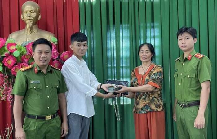 Trải lại tài sản trị giá trên 200 triệu đồng cho người đánh mất -0