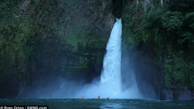 Kỷ lục gia người Anh thiệt mạng khi chèo thuyền kayak tại Thụy Sĩ -0