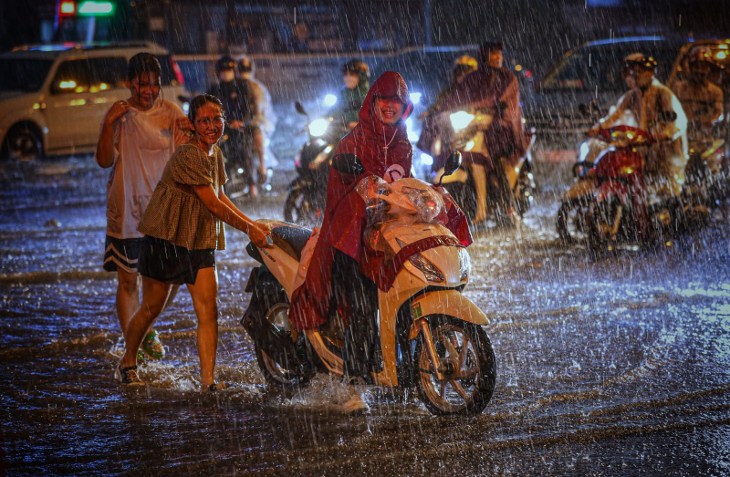 Miền Trung nắng nóng trở lại, Hà Nội chiều tối mưa to -0