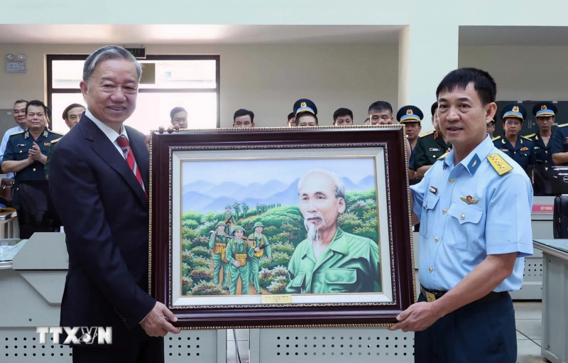 Chủ tịch nước thăm và làm việc tại Quân chủng Phòng không-Không quân -0