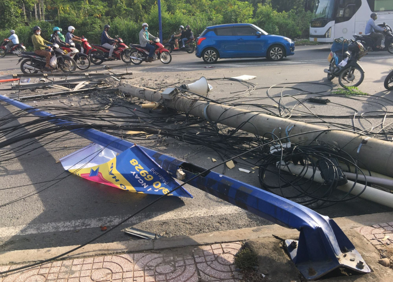 Xe đầu kéo giật sập cột điện đè trúng 2 mẹ con đi xe máy -0