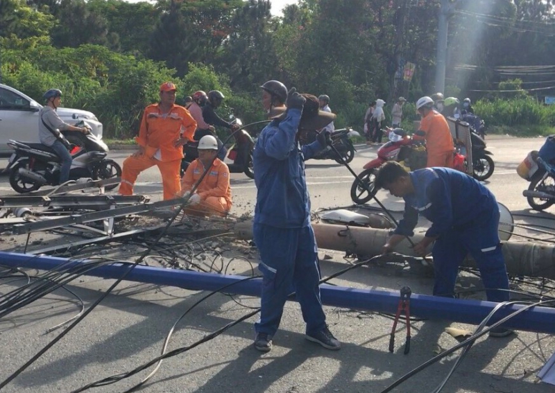 Xe đầu kéo giật sập cột điện đè trúng 2 mẹ con đi xe máy -0