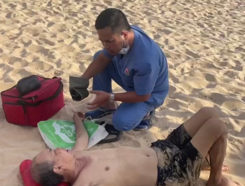 Nạn nhân nguy kịch khi tắm biển được cứu sống -0