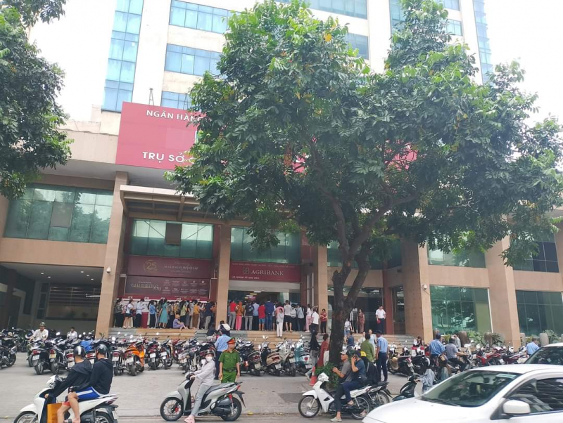 Xếp hàng mua vàng, coi chừng 