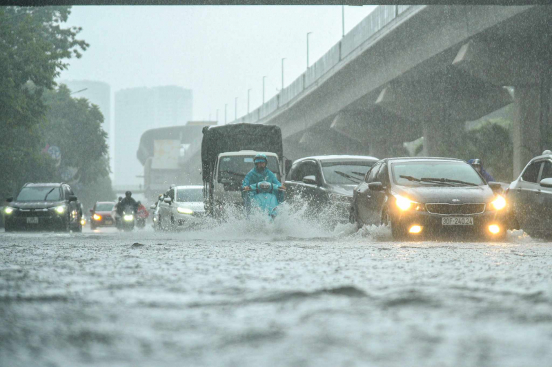 Hà Nội mưa như trút nước, nhiều đường phố ngập sâu -0