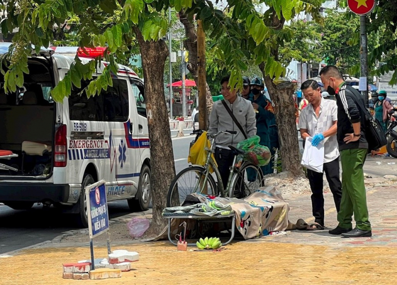 Người đàn ông tử vong bất thường trên ghế bố đặt trên vỉa hè -0