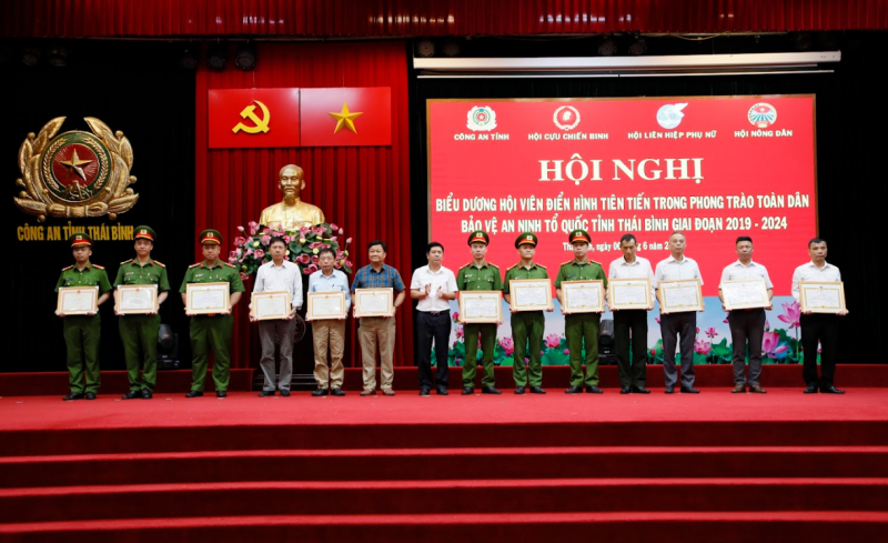 80 hội viên được khen thưởng trong phong trào toàn dân bảo vệ ANTQ -1
