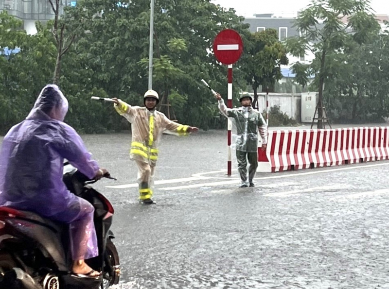 Công an Hải Phòng xuống đường giúp dân trong mưa lụt kỷ lục -0
