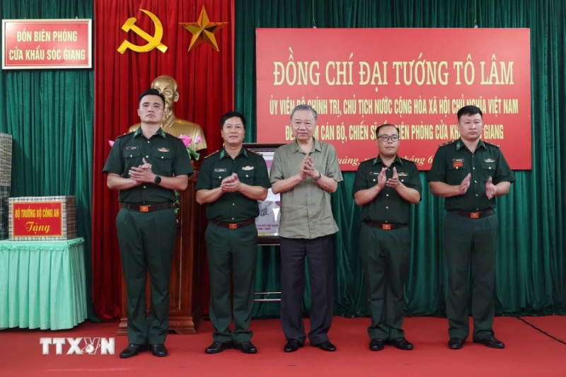 Chủ tịch nước Tô Lâm thăm cán bộ, chiến sỹ Đồn biên phòng Cửa khẩu Sóc Giang -0