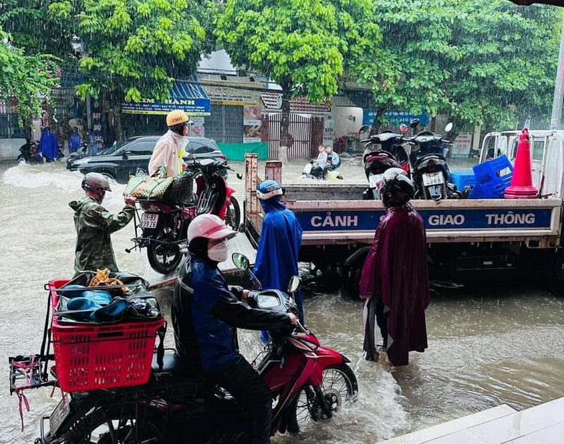 Công an Hải Phòng xuống đường giúp dân trong mưa lụt kỷ lục -0