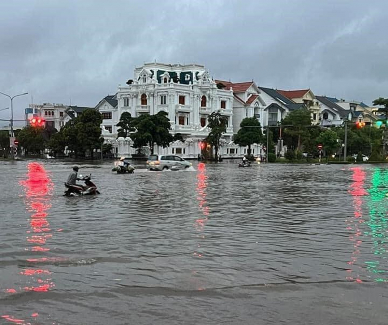 Công an Hải Phòng xuống đường giúp dân trong mưa lụt kỷ lục -0