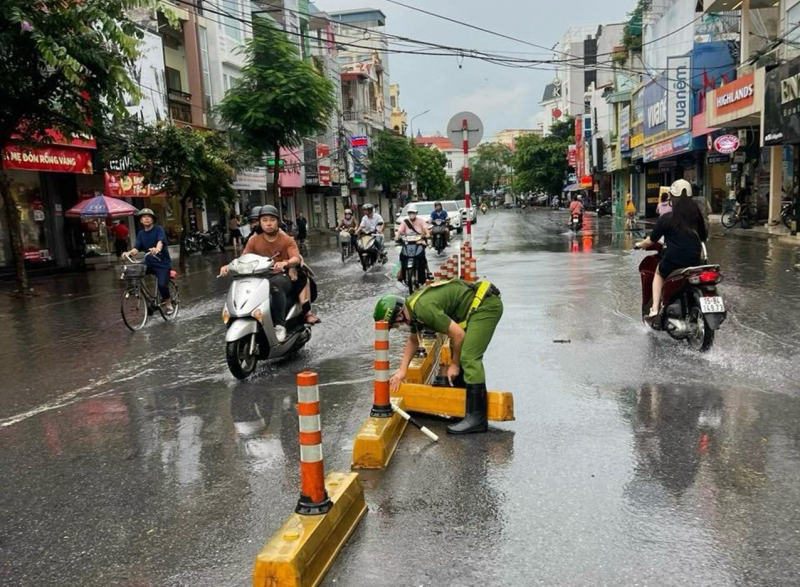 Công an Hải Phòng xuống đường giúp dân trong mưa lụt kỷ lục -0