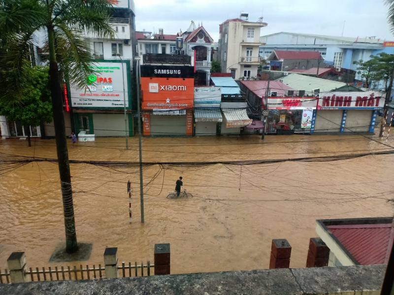 Công an Hải Phòng xuống đường giúp dân trong mưa lụt kỷ lục -0