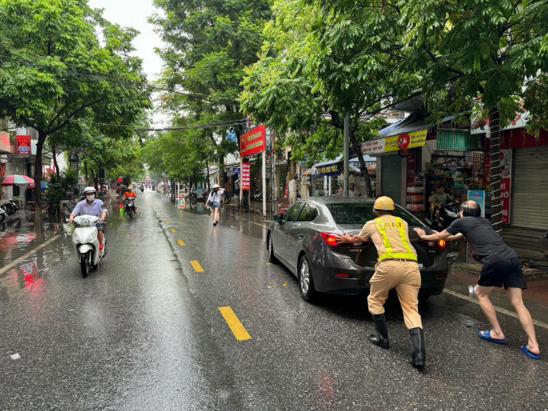 Công an Hải Phòng xuống đường giúp dân trong mưa lụt kỷ lục -0
