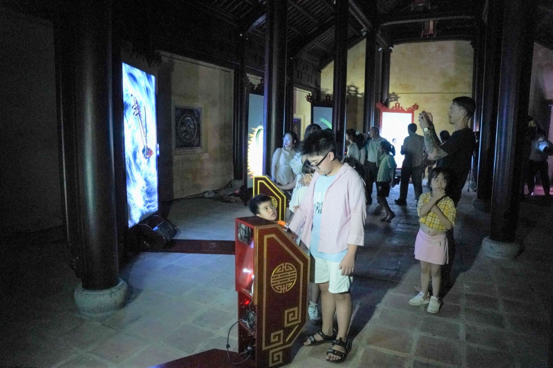 Du khách thích thú khám phá “lễ hội ánh sáng” trong Đại Nội Huế -0