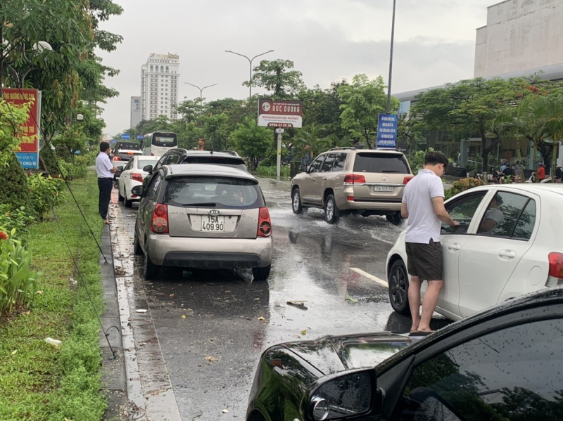 Công an Hải Phòng xuống đường giúp dân trong mưa lụt kỷ lục -0