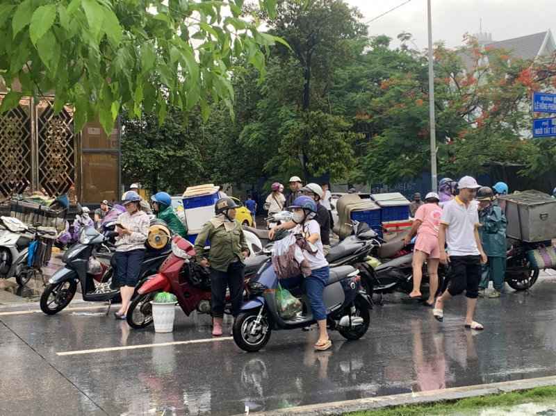 Công an Hải Phòng xuống đường giúp dân trong mưa lụt kỷ lục -0