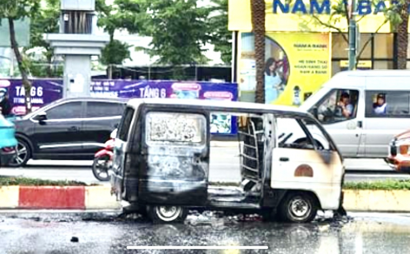 Tài xế bung cửa khi ngọn lửa bao trùm toàn bộ xe chở hàng trên đại lộ Phạm Văn Đồng -0