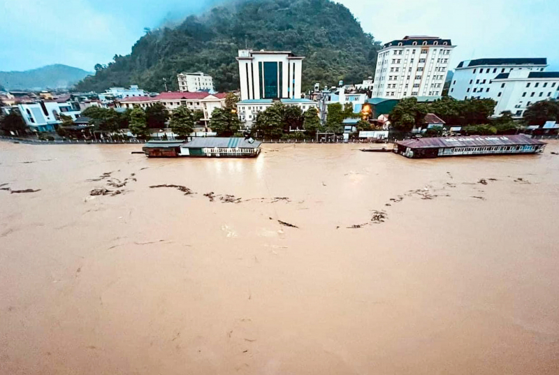 CSGT Hà Giang ứng trực, hỗ trợ người dân và du khách trong mưa lũ -0