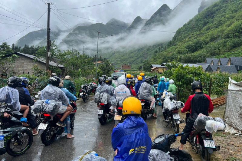 CSGT Hà Giang ứng trực, hỗ trợ người dân và du khách trong mưa lũ -0