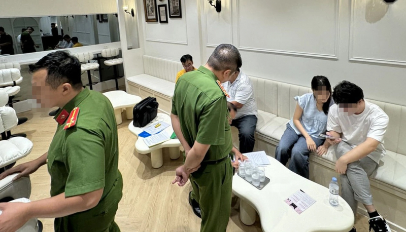 Bất thường từ tấm kính một chiều ở Mina Dating Café -0