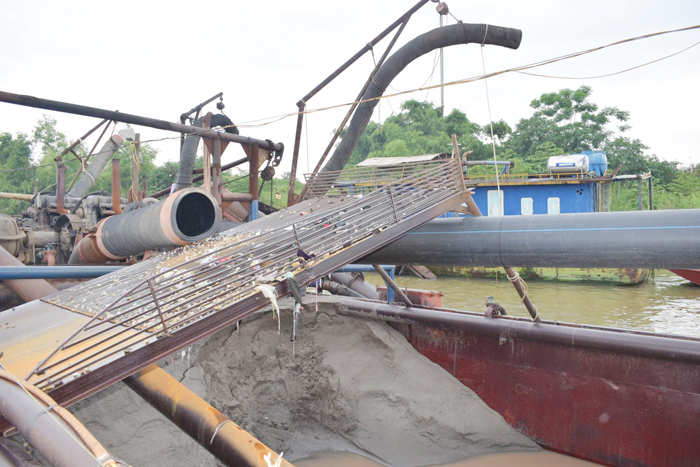 Khởi tố các đối tượng vi phạm quy định về khai thác tài nguyên -0