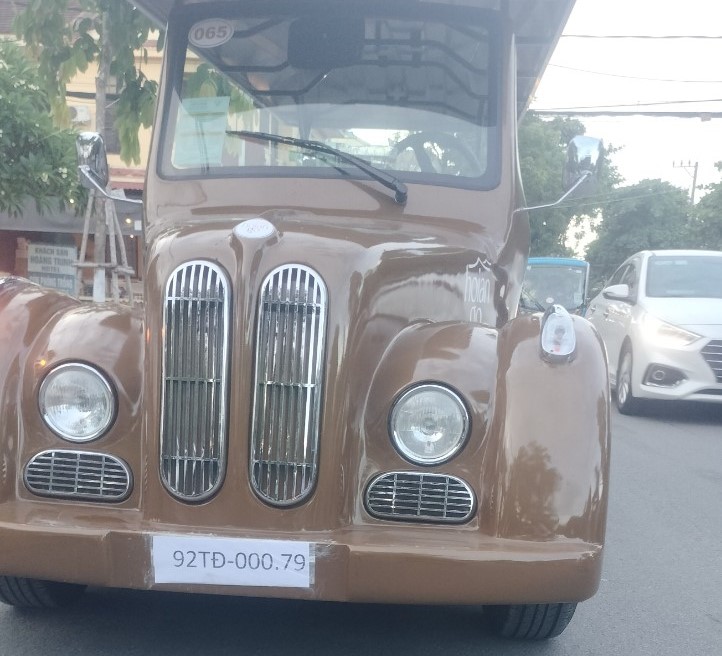 Cần ngăn chặn ngay xe điện ủi khách du lịch biển số giấy “đại hoành” phố cổ Hội An -2