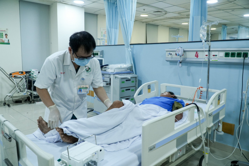 Đưa 2 bệnh nhân nguy kịch từ đảo Trường Sa về đất liền điều trị -1