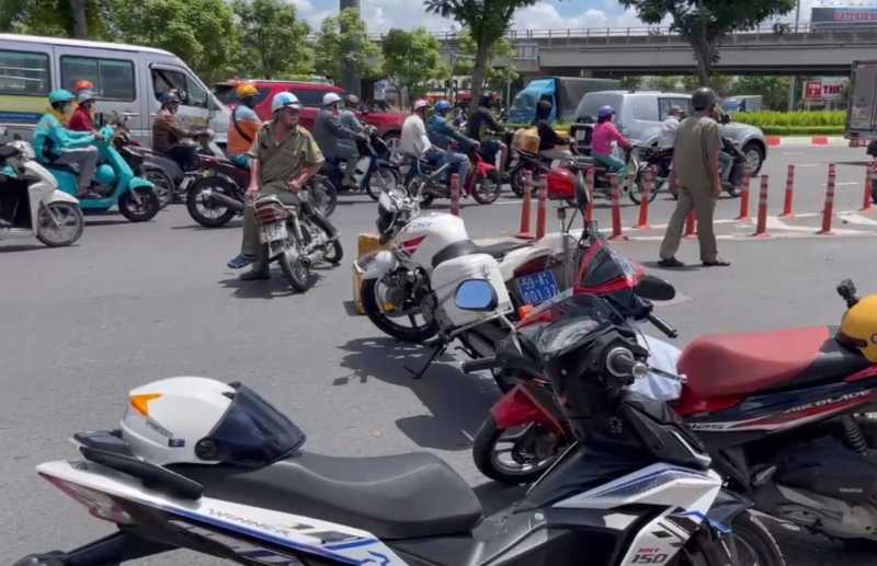 Va chạm với xe rác, người phụ nữ thiệt mạng thương tâm -0