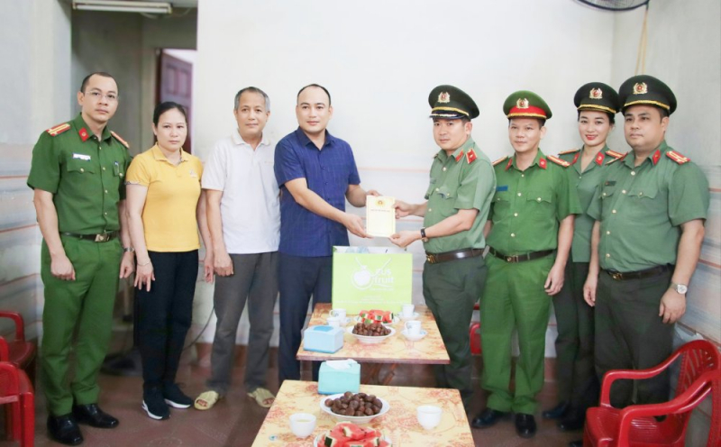 Thăm hỏi chiến sĩ bị phơi nhiễm HIV trong quá trình thực hiện nhiệm vụ -0