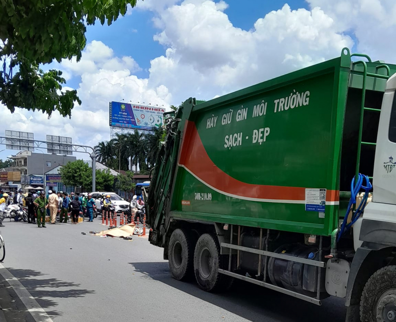 Va chạm với xe rác, người phụ nữ thiệt mạng thương tâm -0