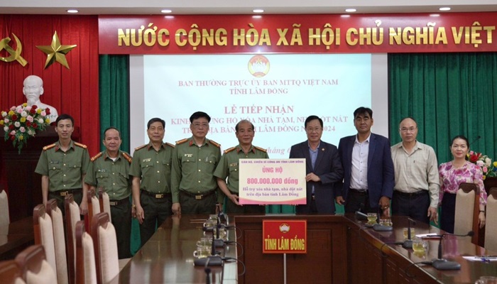 Công an tỉnh Lâm Đồng ủng hộ Quỹ xóa nhà tạm 800 triệu đồng -0