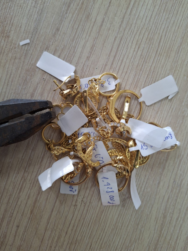 Giả mạo nhãn hiệu, 3 chủ tiệm bị phạt gần 400 triệu đồng -0