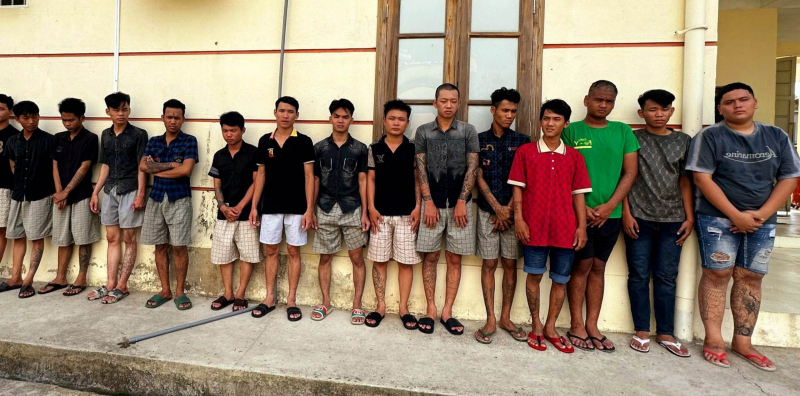 Bắt giam 14 đối tượng mang dao và mã tấu đi giải quyết mâu thuẫn liên tỉnh -0