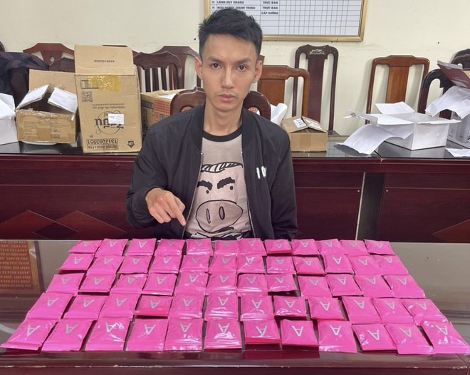 Kiểm tra căn hộ chung cư phát hiện đối tượng mua, bán thuốc lá điện tử chứa tinh dầu cần sa -0