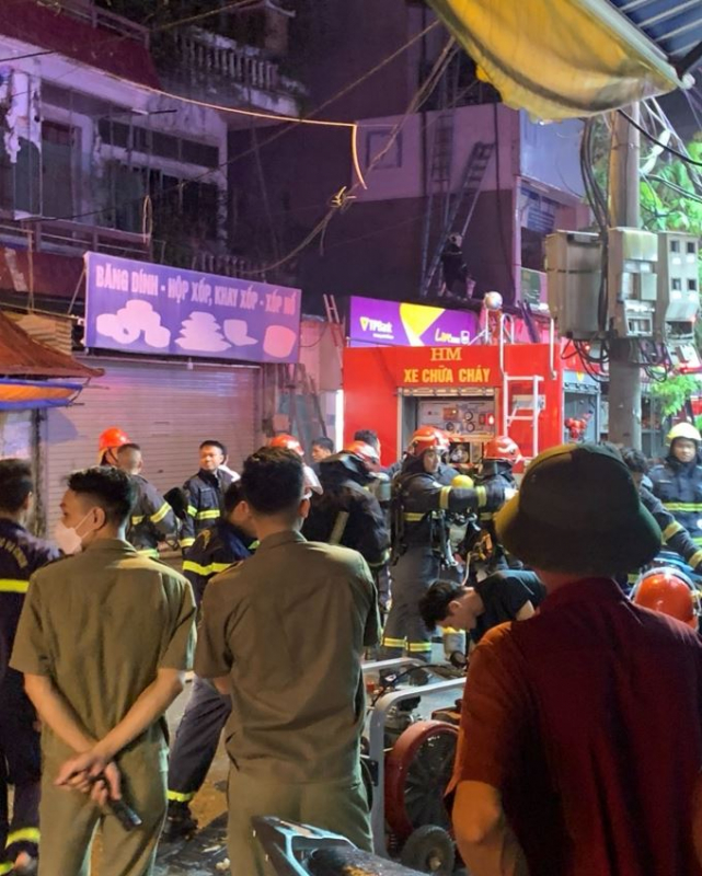 Đang cháy lớn tại ngôi nhà 6 tầng trên phố Định Công Hạ, có người mắc kẹt -3