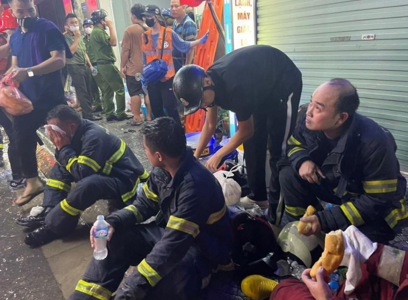 Đang cháy lớn tại ngôi nhà 6 tầng trên phố Định Công Hạ, có người mắc kẹt -0