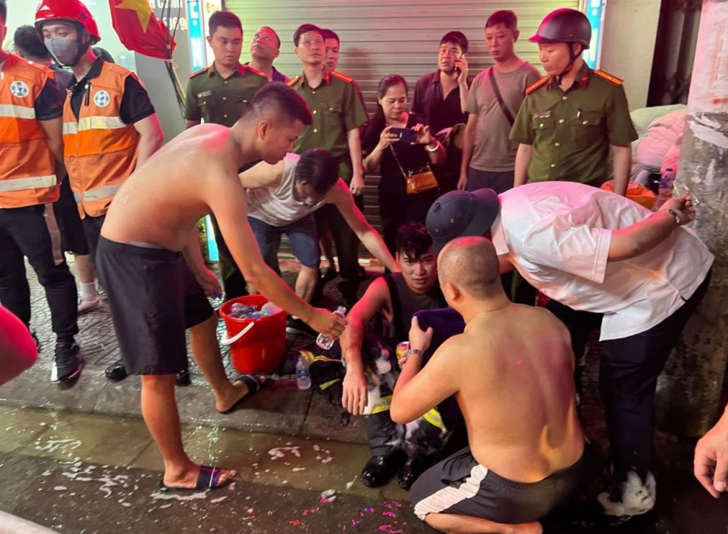 Đang cháy lớn tại ngôi nhà 6 tầng trên phố Định Công Hạ, có người mắc kẹt -1